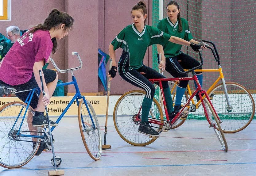 Caroline Opitz als Außenspielerin mit Theresa Neuber in der Junioren-Landesmeisterschaft.