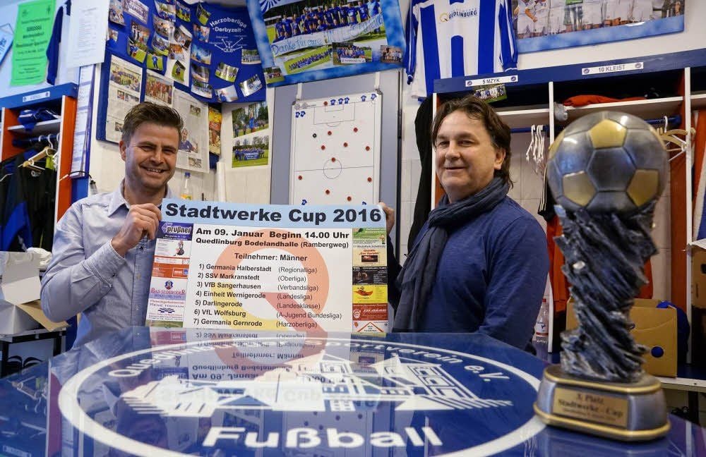 Organisationschef Uwe Schwierske (re.) und QSV-Abteilungsleiter René Hamann freuen sich auf das Turnier um den Stadtwerke-Cup.