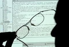 Aktuelle Viren-Software, Firewall und Achtsamkeit bei Warnmeldungen kann vor Daten-Piraten schützen. (Foto: dpa)