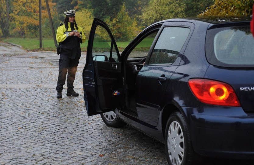 Achtung Fahrzeugkontrolle. Heiko Mosch holt einen Pkw aus dem Verkehr. Die Kontrolle beginnt.