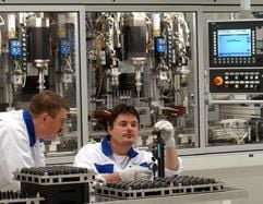 In der Volkswagen Mechatronik GmbH & Co. KG Stollberg arbeiten Ralf Kessel (l.) und Thomas Schreyer an einer Maschine zur Oberflächenfeinstbearbeitung von Bohrungen für Piezo-Düse-Pumpe-Systeme, wo der Kraftstoff unter Hochdruck direkt in die Brennkammern der Zylinder eingespritzt wird. (Foto: dpa)