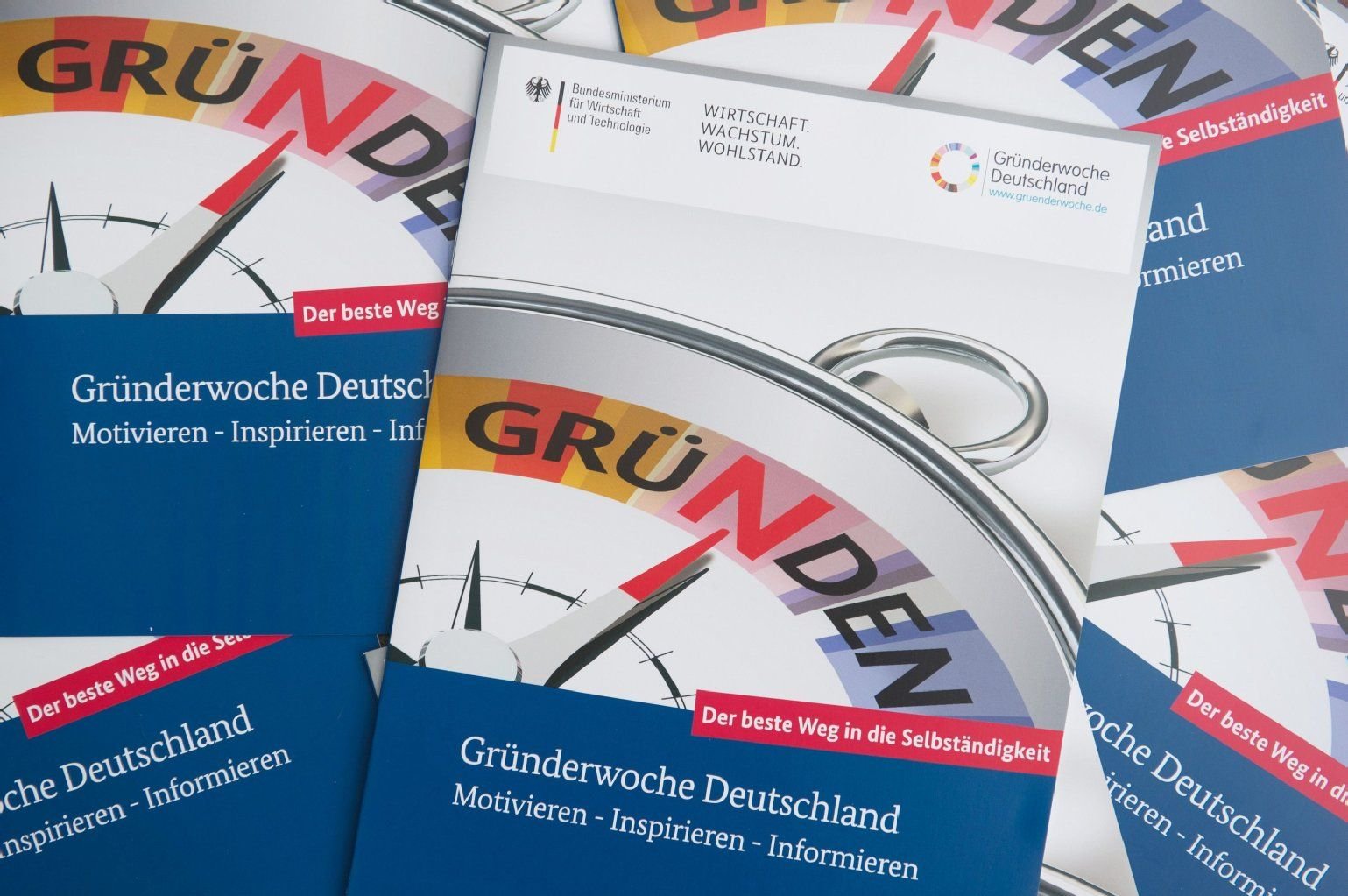 Zahlreiche Broschüren des Bundesministerium für Wirtschaft und Technologie (BMWi) zum Thema Existenzgründung.