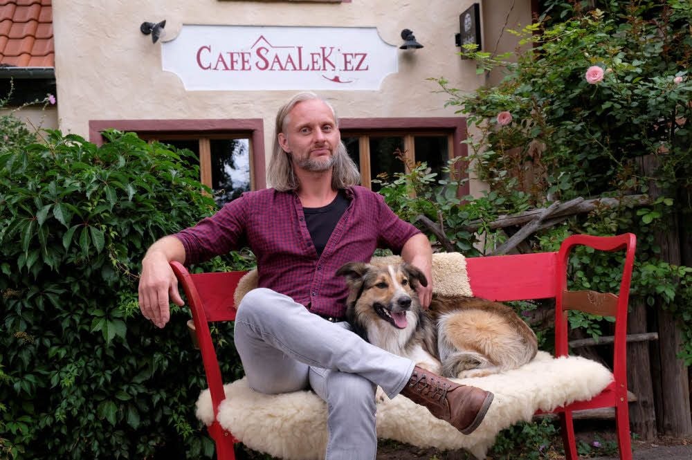 Glücklich mit dem Erreichten nach sieben Jahren: „Saalekiez“-Gründer und Chef Christian Hager vor seinem Lokal