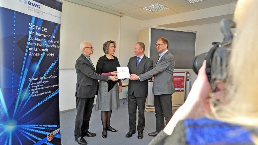Staatssekretärin Tamara Zieschang überreicht den Förderbescheid an EWG-Chef Armin Schenk (M.). Mit dabei die CDU-Landtagsabgeordneten Herbert Hartung (l.) und Lars-Jörn Zimmer.