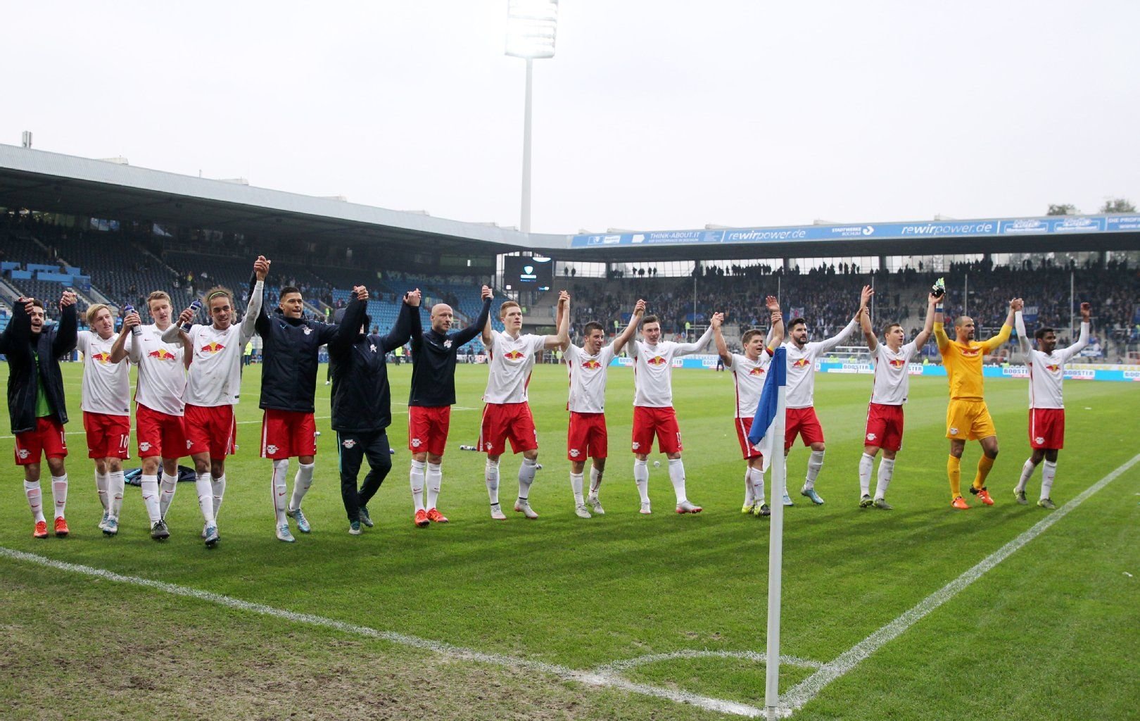Jubel bei RB Leipzig: Mit dem 1:0-Sieg in Bochum sind die "Roten Bullen" zurück im Aufstiegsrennen.