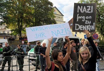 Unter starker Polizeipräsenz protestieren linke Demonstranten in Pößneck (Saale-Orla-Kreis) vor dem Schützenhaus gegen eine Veranstaltung der rechtsextremen NPD. (FOTO: DPA)