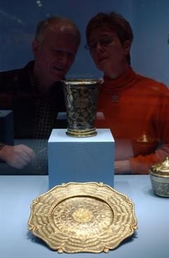 Die Ausstellung «Der Kreml. Gottesruhm und Zarenpracht» wird am 13. Februar 2004 in der Kunst- und Ausstellungshalle der Bundesrepublik Deutschland in Bonn eröffnet. Unter den rund 300 Exponaten finden sich Ikonen- Portraitmalerei, Goldschmiedearbeiten, Bücher, Textilien, Waffen und Rüstungen. (Foto: dpa)