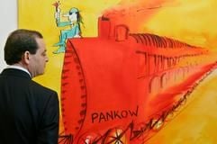 Ein Besucher betrachtet am Donnerstag (30.03.2006) in Berlin während einer Pressekonferenz das Bild des Rocksängers und Malers Udo Lindenberg «Sonderzug nach Pankow». Die Brüder Udo und Erich eröffnen am 31.März 2006 in der Galerie Tammen im Statteil Kreuzberg eine Gemeinschaftsausstellung mit Malerei. (Foto: dpa)