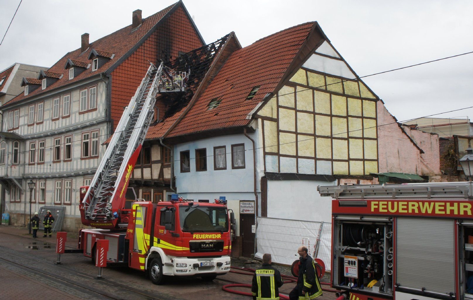 Feuerwehrfahrzeuge stehen vor Fachwerkhäusern in Halberstadt.
