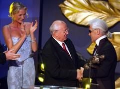 Der Modedesigner Karl Lagerfeld wird am Mittwoch (22.10.2003) in der Hamburger Musikhalle mit dem World Fashion Award von Michail Gorbatschow und Lilly Prinzessin zu Schaumburg Lippe (l) ausgezeichnet. (Foto: dpa)