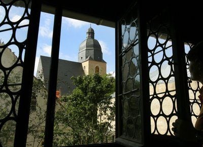 Blick aus einem Fenster des Geburtshauses von Martin Luther in Eisleben auf die Taufkirche von Martin Luther, St. Petri-Pauli. (FOTO: DPA)