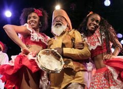 «Born to Samba - Ritmo do Brasil»-Sänger Bule-Bule mit zwei Tänzerinnen in den «Fliegenden Bauten» in Hamburg (Foto: dpa)