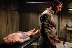 Hartwin (Thomas Kretschmann - r.) bereitet sich darauf vor Simon Grobeck (Thomas Huber) in dem Film «Rohtenburg» zu zerstückeln. (Foto: dpa)