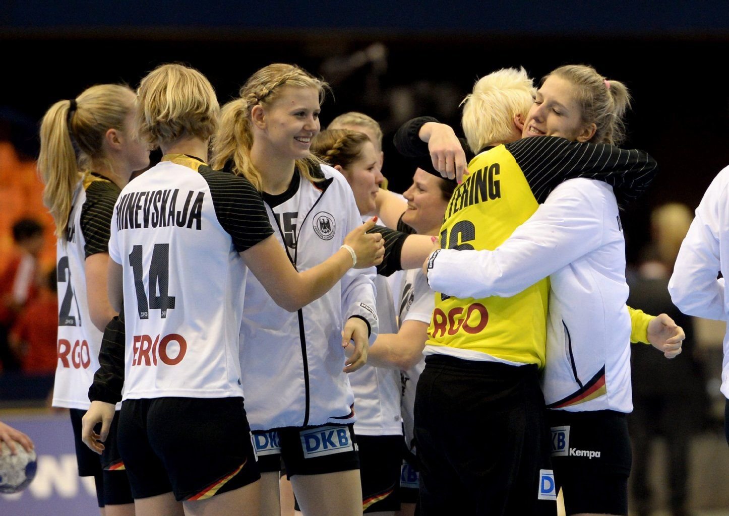 Die deutschen Handballerinnen feiern ihren Sieg gegen Afrikameister Angola.