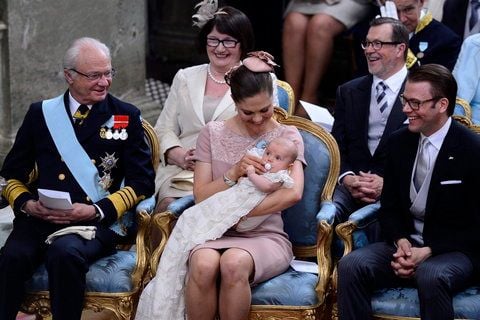 Schwedens König Carl XVI. Gustaf, Kronprinzessin Victoria mit Prinzessin Estelle und Prinz Daniel während der Taufe von Prinzessin Estelle an der Königlichen Kapelle in Stockholm. (FOTO: DPA)