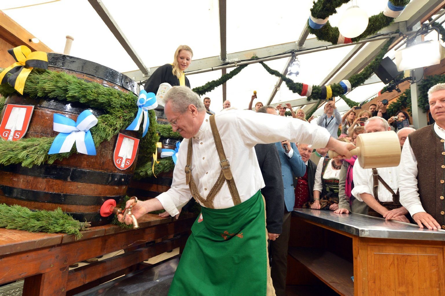 Münchens Oberbürgermeister Christian Ude (SPD) zapft am 21. September beim 180. Münchner Oktoberfest auf der Theresienwiese das erste Fass Bier an. Die Wiesn findet in diesem Jahr vom 21. September bis 6.Oktober statt.