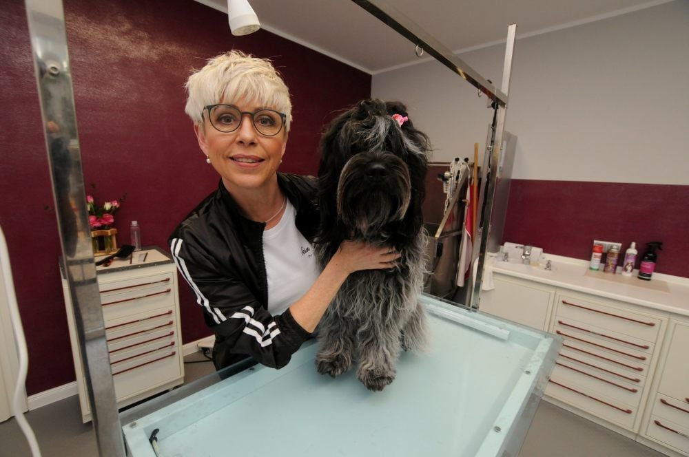 Die frischgebackene Unternehmensgründerin mit ihrer Schapendoes-Hundedame Lotta in ihrem Salon in Boblas. Für einen möglichst professionellen Start in ihr eigenes Gewerbe besuchte Simone Helm nicht nur zahlreiche Workshops.