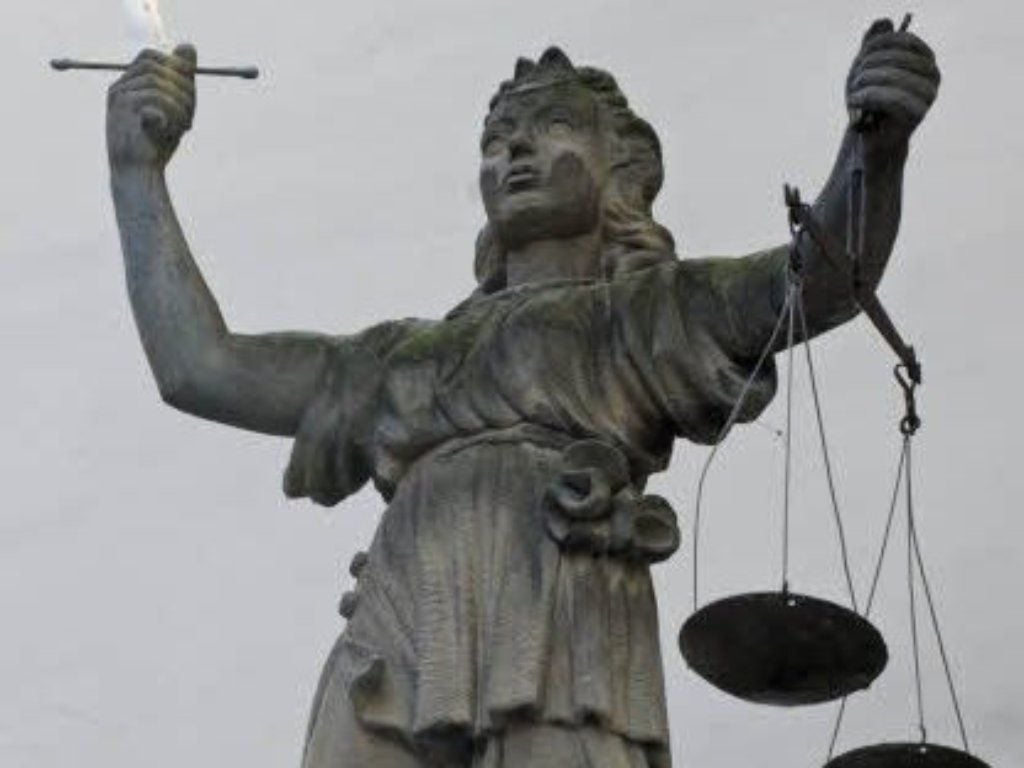 Justitia ist die Personifikation der Gerechtigkeit. Sie trägt in der linken Hand eine Waage und in der Rechten das Richtschwert. Ihr steinernes Abbild ist häufig vor Gerichtsgebäuden zu finden.