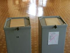 Zwei Wahlurnen stehen in einem Wahllokal. (Foto: dpa)