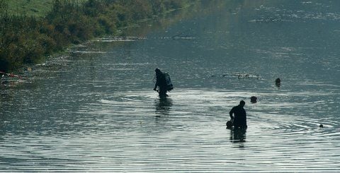Taucher der Polizei suchen das Ufer des Elsterflutbetts in Leipzig ab. (FOTO: DPA)