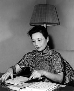 Die Ehefrau von General Tschiang Kai-shek, Madame Tschiang Kai-shek (undatiertes Archivfoto). Die Witwe des chinesischen Generalissimos Tschiang Kai-shek, die einst als eine der einflussreichsten Frauen Chinas galt, ist im Alter von 106 Jahren gestorben. Nach dem Tod ihres Mannes 1975 war Madame Tschiang Kai-shek in die USA gezogen und hatte die letzten Jahre ihres Lebens in Manhattan verbracht, wo sie am Donnerstag (23.10.2003) starb, wie taiwanesische Medien am Freitag berichteten. Die Witwe des nationalistischen chinesischen Führers, der 1949 nach dem Sieg der Kommunisten im Bürgerkrieg mit seinen Truppen nach Taiwan geflüchtet war, war am 5. März 1897 als Soong Mei-ling in einer einflussreichen Familie geboren. (Foto: dpa)
