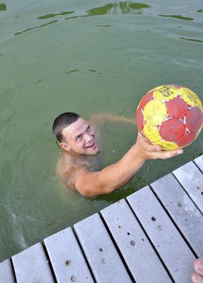 Rettungsschwimmer Kai Trippmacher rettet den unter die Plattform geratenen Handball - den Hauptstar des kurzen Videos.