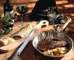 Ins Glas oder in die Pfanne? Der beim Kochen und Braten verwendete Wein muss nicht unbedingt der gleiche sein, der auch zum Essen getrunken wird. (Foto: dpa)