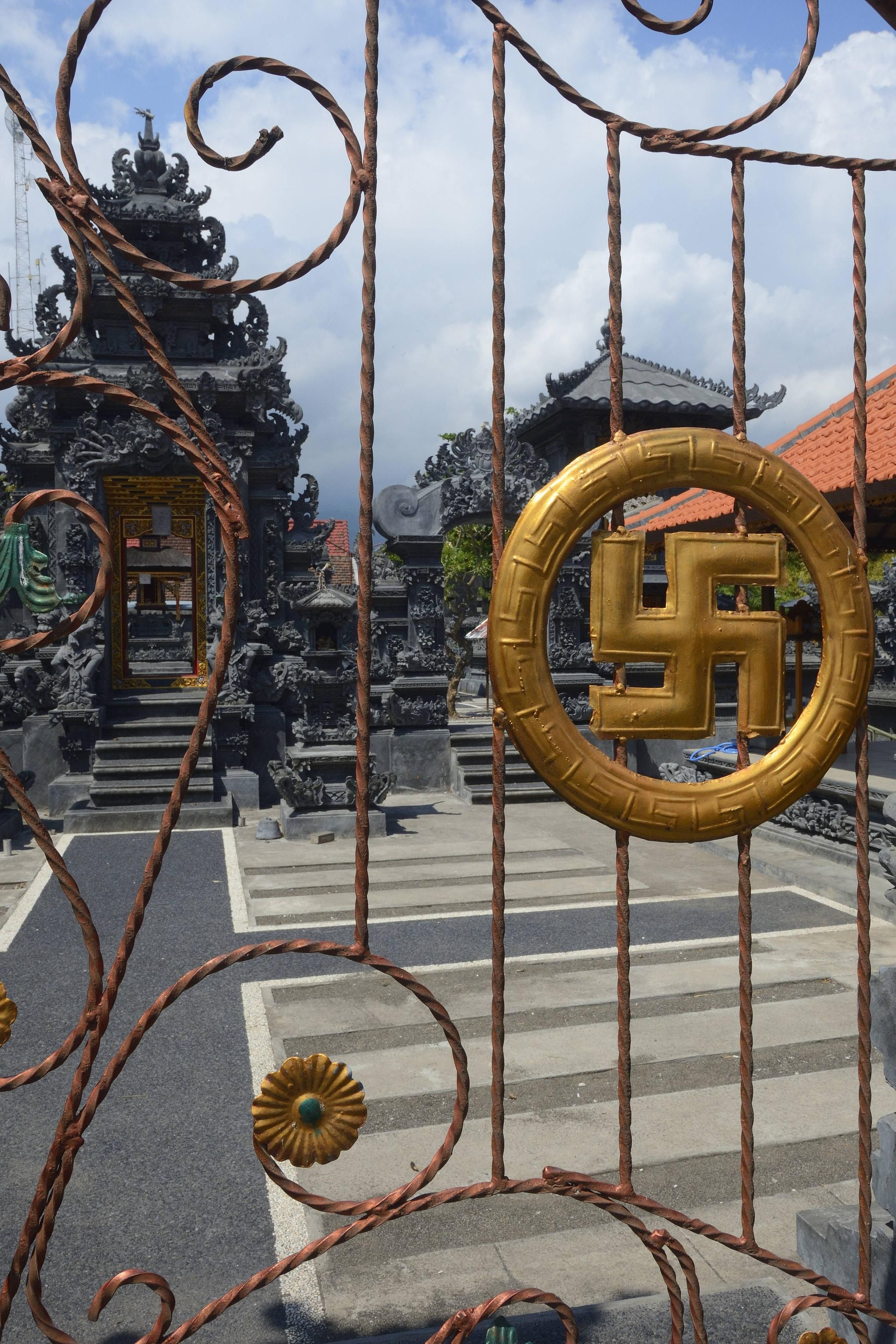 Tor mit Hakenkreuz als Swastika im Tempel Pura Segara, Lovina Beach, auf der Insel Bali, Indonesien