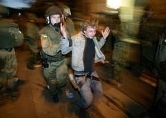 Polizeibeamte führen am Sonntag (19.06.2005) in der Dresdner Neustadt einen Jugendlichen ab. (Foto: dpa)