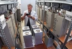 In der Produktionsstätte der Funkwerk AG im thüringischen Kölleda überwacht Prüfer Klaus Beichrodt am Donnerstag (13.03.2003) den Klimatest für mobile Zugfunksysteme. Das börsennotierte Unternehmen stellt am Montag (17.03.2003) bei einer Bilanzpressekonferenz in Frankfurt/Main die aktuelle Entwicklung dar. Die Funkwerk AG beschäftigt rund 800 Mitarbeiter, davon 285 am Standort Kölleda. Das Unternehmen fertigt Kommunikationstechnik für Bahn-Gesellschaften sowie Freisprech- und Verstärkeranlagen für die Automobilindustrie. (Foto: dpa)