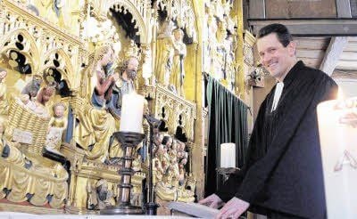 Pfarrer Steffen Weusten vor dem Marienaltar in der Stadtkirche. Am Sonntag hält er hier seinen vorerst letzten Gottesdienst.