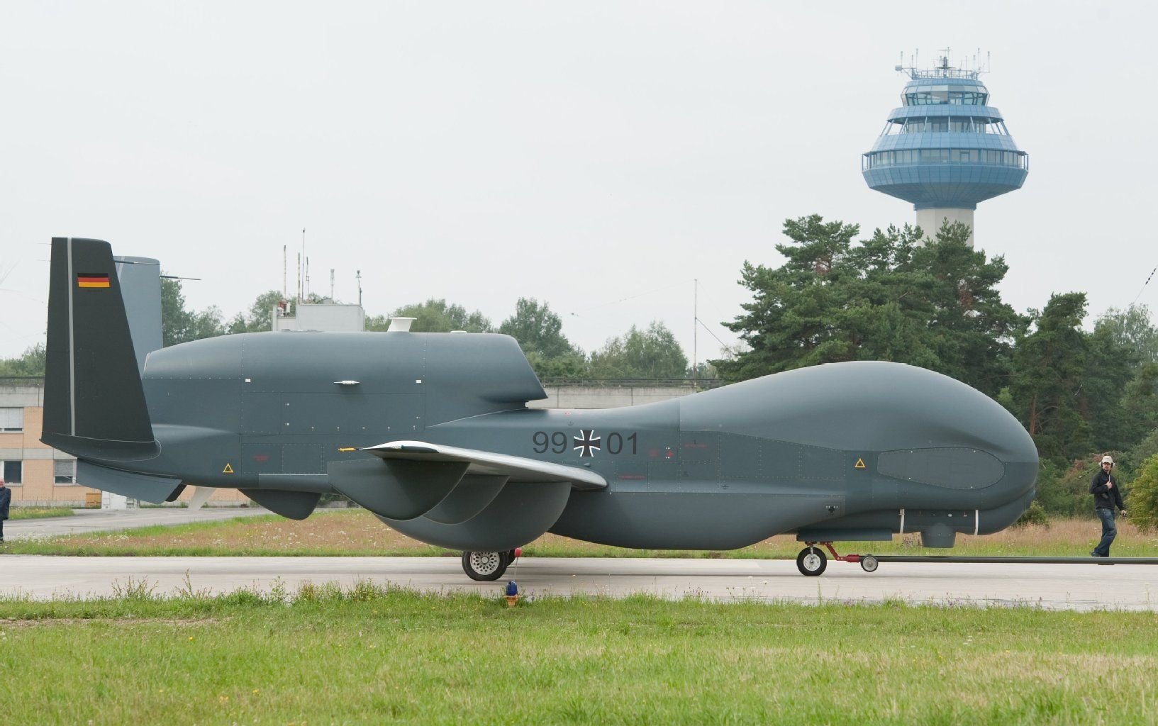 Das unbemannte Flugzeug Euro Hawk wird am 21.07.2011 auf dem Luftwaffenstützpunkt Manching (Oberbayern) zur Parkpostion gezogen.
