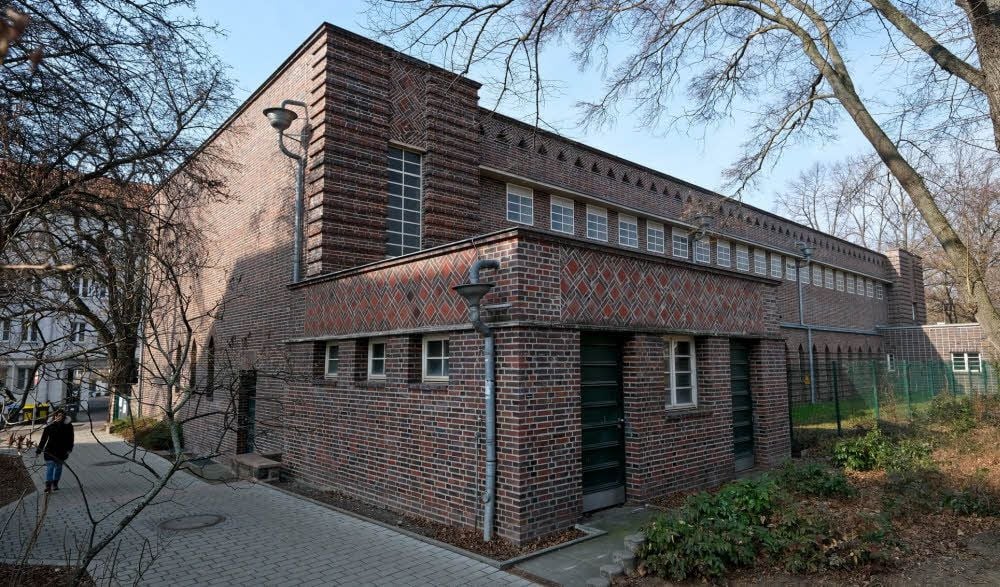 Auch die Transformatorenstation an der Anhalter Straße prägt mit ihren schlichten Bauhausstil das Stadtbild.
