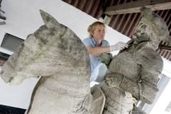 Am «Reitenden Roland» aus Haldensleben(Sachsen-Anhalt) testet Restauratorin Beate Skasa-Lindermeir am Samstag (30.07.2005) in Groß Oesingen im Kreis Gifhorn verschiedene Reinigungsmethoden der Oberfläche. (Foto: dpa)