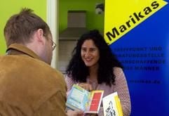 Heike Schütte von «Marikas», der bayernweit einzigen Beratungsstelle für männliche Prostituierte, zeigt am 25.10.2004 in ihrem Büro in München, wie ein Beratungsgespräch geführt wird. Das Team dieser vom Evangelischen Hilfswerk München getragenen Einrichtung feiert am 29.10.2004 ihr zehnjähriges Bestehen. (Foto: dpa)
