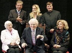 Bayerns Kultusminister Goppel, Katharina Wagner, Dirigent Christian Thielemann, Verena Lafferentz-Wagner, Wolfgang Wagner und Eva Wagner-Pasquier in Bayreuth (Foto: dpa)
