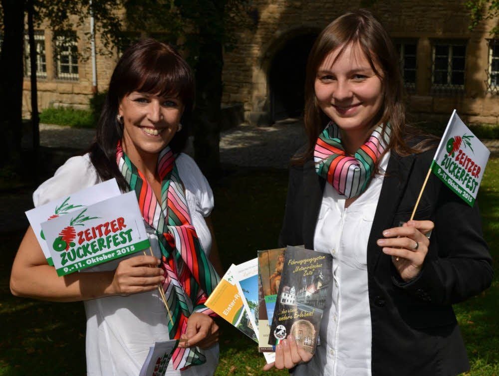 Maria Fischer (rechts), Leiterin der Tourist-Information, und Doreen Türpisch, ebenfalls Mitarbeiterin der Stadtverwaltung Zeitz sind am Wochenende in Sachen Werbung für Zeitz unterwegs.
