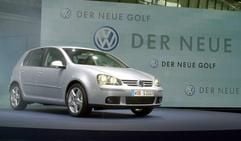 Den VW-Golf V präsentiert der Wolfsburger Autobauer am 25. August 2003 im Stammwerk in Wolfsburg. Von der inzwischen fünften Auflage dieses Modells will Volkswagen nach eigenen Angaben noch in diesem Jahr 125 000 Stück verkaufen (Foto: dpa)