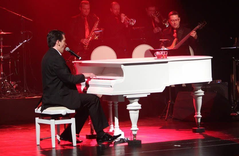 Zum Repertoire von Enrico Scheffler (l.) gehören auch Hits von Udo Jürgens. Am 25. Oktober überreicht er die in der Phönix Theaterwelt.