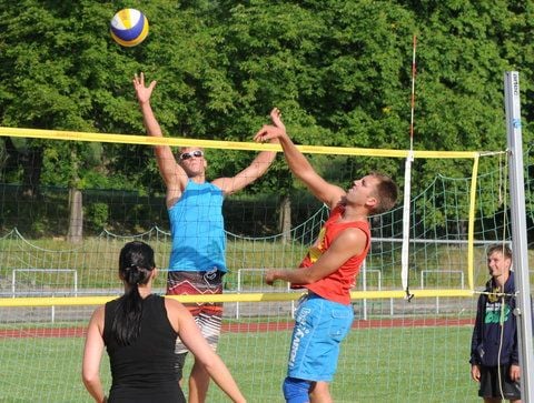 Marco Thiemicke (rot) holt gegen seinen Bitterfelder Vereinsgefährten Christopher Harpke (blau) zum Schmetterball aus. (FOTO: ANDREAS LÖFFLER)