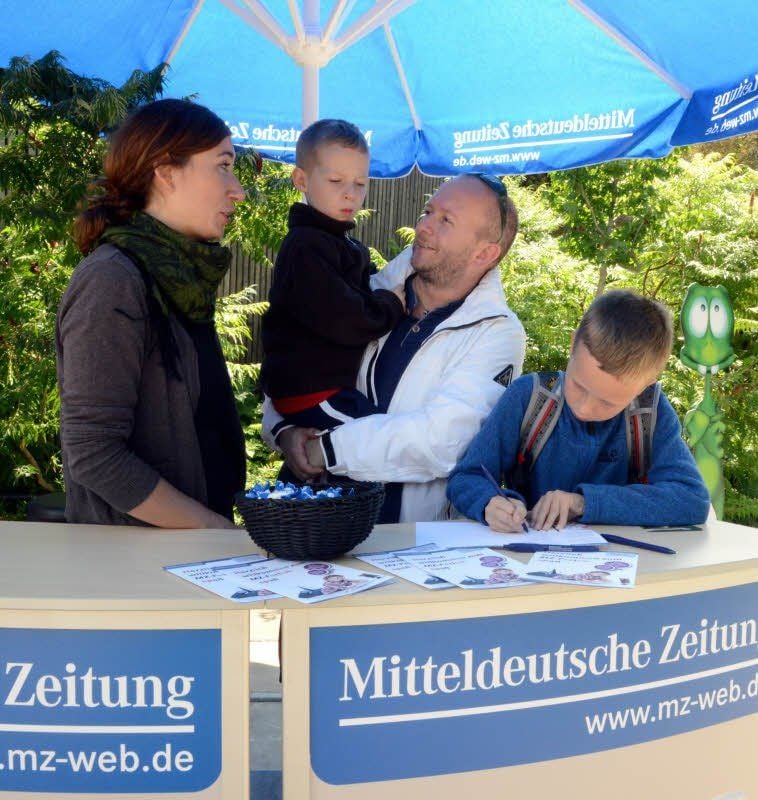 Cornelis Krüger (r.) mit den Söhnen Oskar (auf dem Arm) und Till informierte sich bei Volontärin Nikta Vahid-Moghtada zu MZ-Angeboten.