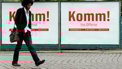 Ein Passant geht in Halle an einem Plakat vorbei, dass für die Veranstaltung Festival Theater der Welt wirbt. (Foto: ddp)