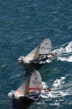 Herausforderer Alinghi führt vor Cup-Verteidiger Team New Zealand. (Foto: dpa)
