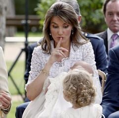 Prinzessin Letizia während der Zeremonie mit der kleinen Sofia auf dem Arm, vor ihr steht Leonor. (Foto: dpa)