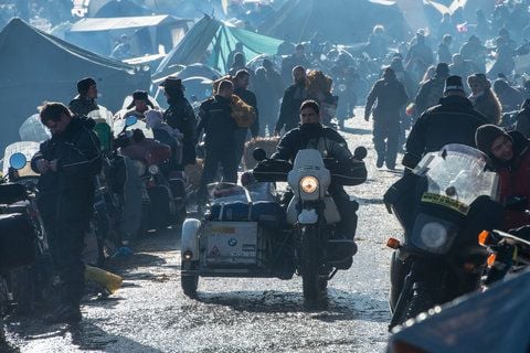 Ein Teilnehmer fährt am 31.01.2013 mit seinem Motorrad auf dem Gelände des Elefantentreffens in Thurmansbang (Bayern). (FOTO: DPA)