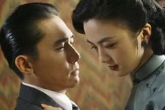 Im Kinofilm «Gefahr und Begierde» stehen sich Herr Yi (Tony Leung Chiu-wai, l.) und Wong Jiazhi (Wei Tang) gegenüber. (Foto: dpa)