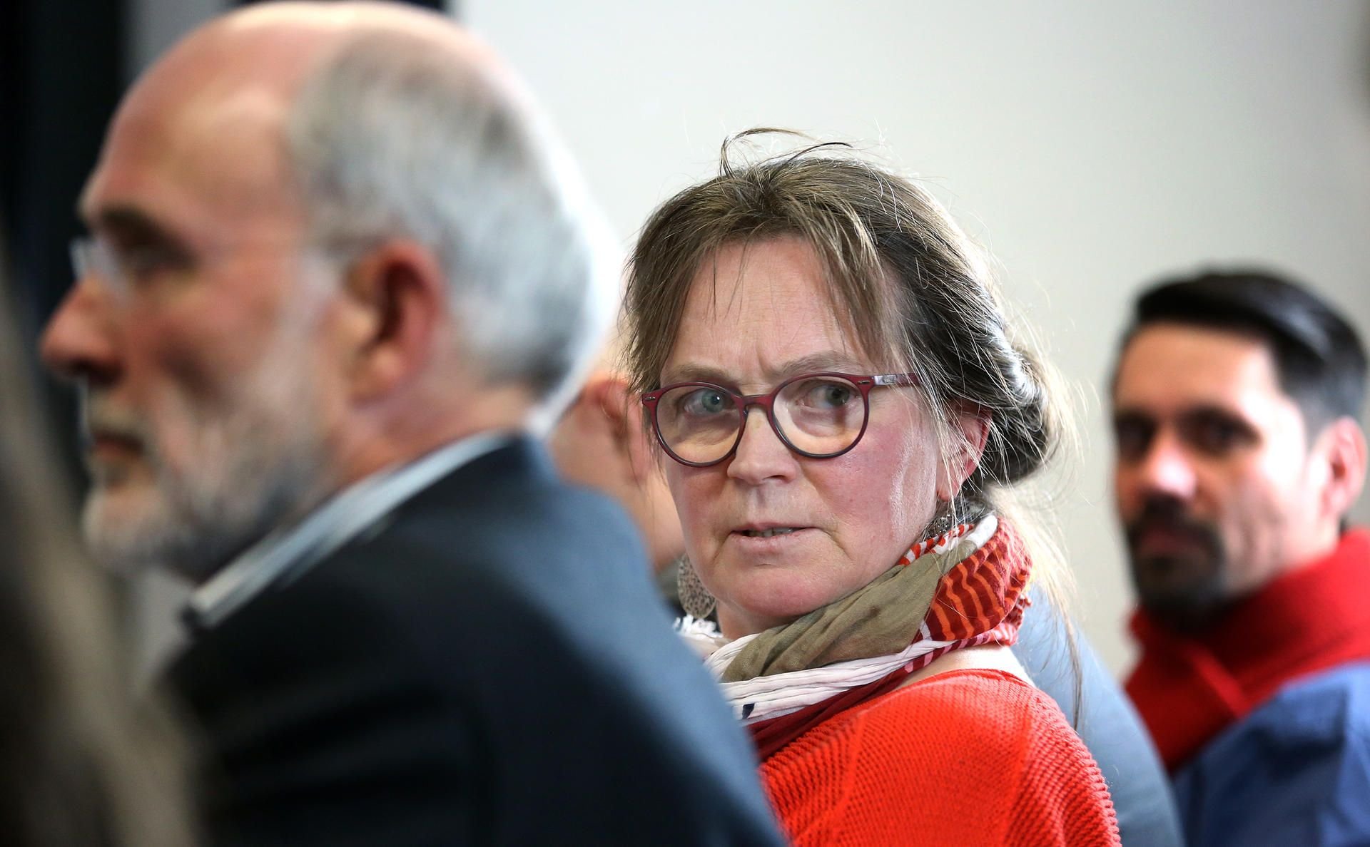 Juliane Kleemann (r) sitzt während einer Preesekonferenz im Ernst-Reuter-Haus in Magdeburg neben Jost Riecke (l).