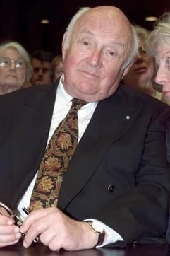 Der Kinderbuchautor Otfried Preußler bei seiner Auszeichnung mit dem Konrad-Adenauer-Preis für Literatur in München im Juni 2000. Preußler wird am 20. Oktober 80 Jahre alt. (Foto: dpa)