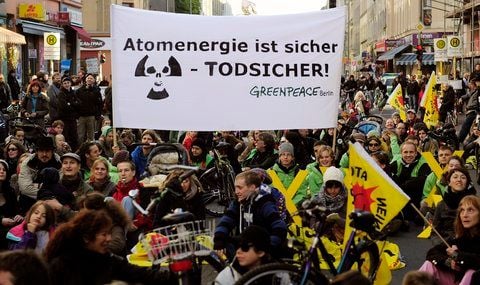 Atomkraftgegner demonstrieren in Berlin gegen den bevorstehenden Castor-Transport nach Gorleben. (FOTO: DPA)