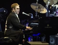 Der britische Sänger Elton John sitzt am Montag (5. Dezember 2005) beim Auftakt seiner Deutschlandtour in der Color Line Arena in Hamburg am Klavier. Der 58 Jahre alte Sänger präsentierte die Songs seines neuen Albums «Peachtree Road» und viele Klassiker. (Foto: dpa)